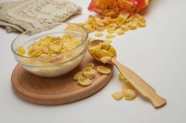 Tahıl buğday gevreği süt kase Kahvaltı