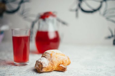 Arka planda, ev yapımı topuz yakın çekim