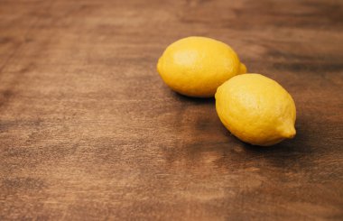 Ahşap Masa yatay üzerinde sarı renkli limon
