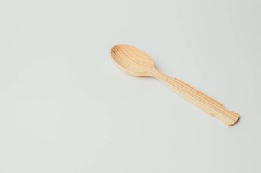 tahta kaşık görünümü gri arka plan, minimalist kavramı üzerine kadar kapatın 