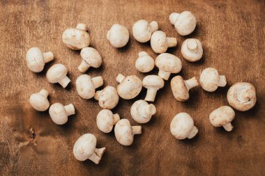 Ahşap masa üzerinde üstten görünüm mantar. Kopya alanı.