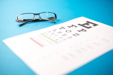 Sağlık kavramı. mavi bir tablo üzerinde gözlük.