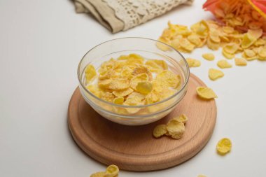 Tahıl buğday gevreği süt kase Kahvaltı