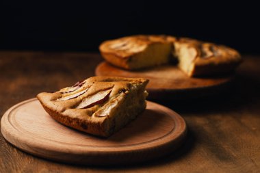 Elmalı turta tart, malzemeler - elma rustik ahşap zemin üzerine