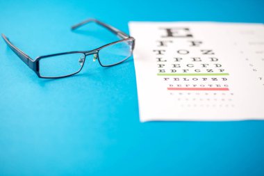 Sağlık kavramı. mavi bir tablo üzerinde gözlük.