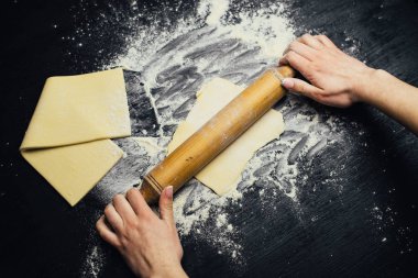 Çocuk eller tatlı, un ile oynamaya yapmak öğrenmek.