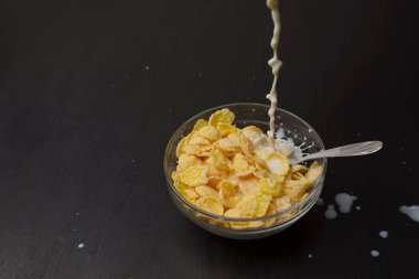 Tahıl buğday gevreği süt kase Kahvaltı