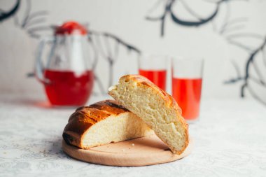 Arka planda, ev yapımı topuz yakın çekim