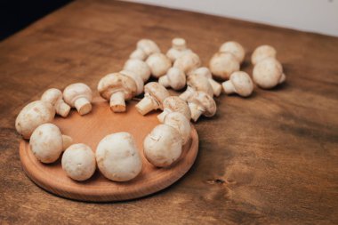 Ahşap masa üzerinde üstten görünüm mantar. Kopya alanı.