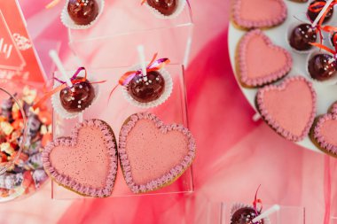 çikolata cupcakes ve diğer tatlılar/şekerler, iyi ki doğdun kavramı ile lezzetli tatlı büfesi tarafından dekore edilmiş