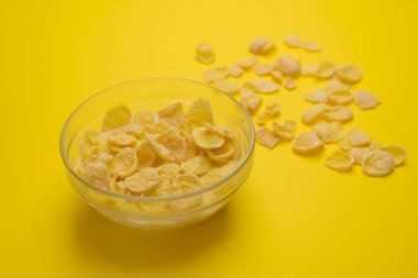 Tahıl buğday gevreği süt kase Kahvaltı