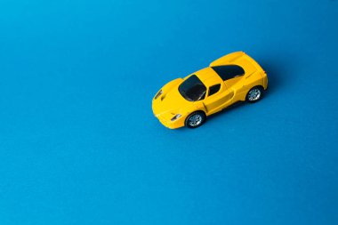 oyuncak araba bakış mavi arka plan, minimalist kavramı üzerinde kapatın