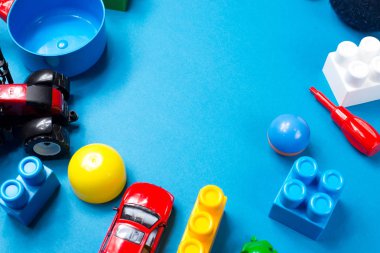 Çocuk oyuncakları ahşap arka planda. Üst Manzara. Düz yatıyordu. Metin için alanı kopyala