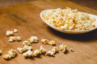 Patlamış mısır yemek ile. Ahşap masa.