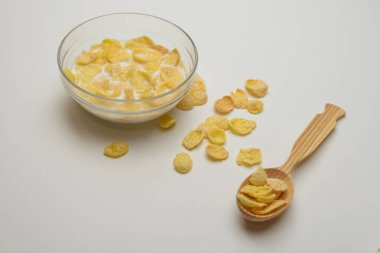 Tahıl buğday gevreği süt kase Kahvaltı