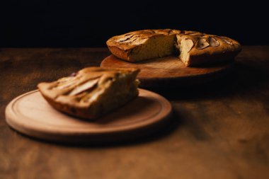 Elmalı turta tart, malzemeler - elma rustik ahşap zemin üzerine