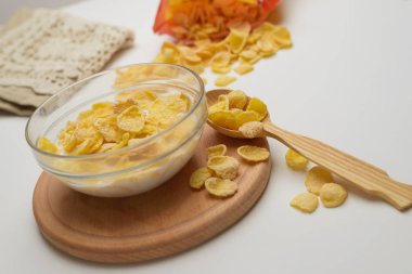 Tahıl buğday gevreği süt kase Kahvaltı