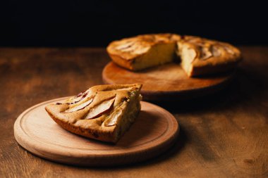 Elmalı turta tart, malzemeler - elma rustik ahşap zemin üzerine