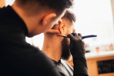 Kuaför salonunda adamın saç kesimi yapma kırpılmış görüntü