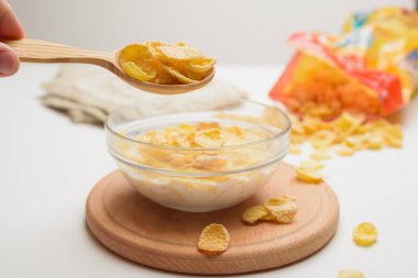 Tahıl buğday gevreği süt kase Kahvaltı