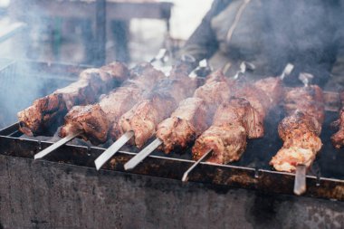 Marine şaşlık (saptırılmış et) bir ızgara ızgara