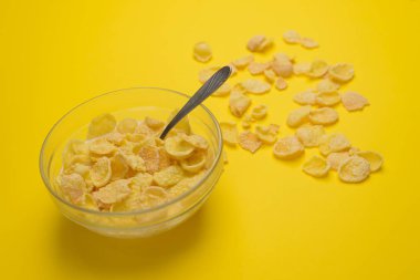 Tahıl buğday gevreği süt kase Kahvaltı