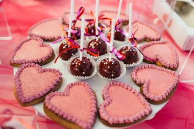 çikolata cupcakes ve diğer tatlılar/şekerler, iyi ki doğdun kavramı ile lezzetli tatlı büfesi tarafından dekore edilmiş