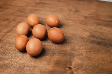 Kahverengi ahşap arka plan üzerinde yumurta