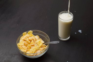 Tahıl buğday gevreği süt kase Kahvaltı