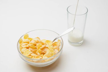 Tahıl buğday gevreği süt kase Kahvaltı