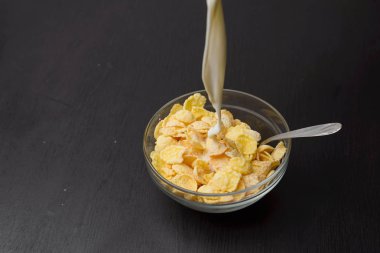 Tahıl buğday gevreği süt kase Kahvaltı