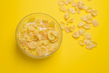 Tahıl buğday gevreği süt kase Kahvaltı