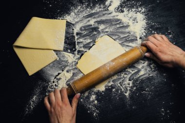 Çocuk eller tatlı, un ile oynamaya yapmak öğrenmek.