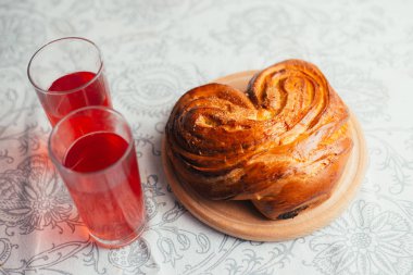 Arka planda, ev yapımı topuz yakın çekim
