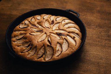 Elmalı turta tart, malzemeler - elma rustik ahşap zemin üzerine