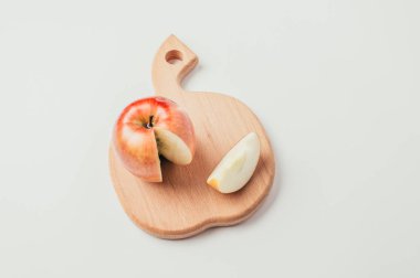 Taze kırmızı kesme ahşap tahta ve karanlık Tekstil arka plan üzerinde elma parçalara kesilmiş.