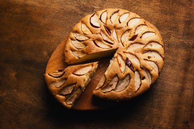 Elmalı turta tart, malzemeler - elma rustik ahşap zemin üzerine