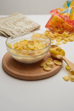 Tahıl buğday gevreği süt kase Kahvaltı