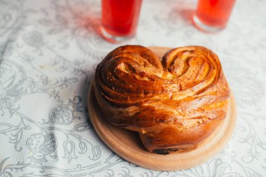 Arka planda, ev yapımı topuz yakın çekim