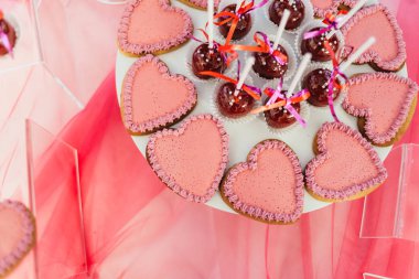 çikolata cupcakes ve diğer tatlılar/şekerler, iyi ki doğdun kavramı ile lezzetli tatlı büfesi tarafından dekore edilmiş