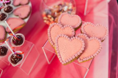 çikolata cupcakes ve diğer tatlılar/şekerler, iyi ki doğdun kavramı ile lezzetli tatlı büfesi tarafından dekore edilmiş