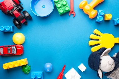 Çocuk oyuncakları ahşap arka planda. Üst Manzara. Düz yatıyordu. Metin için alanı kopyala