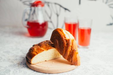 Arka planda, ev yapımı topuz yakın çekim