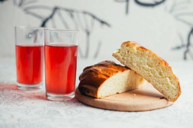 Arka planda, ev yapımı topuz yakın çekim