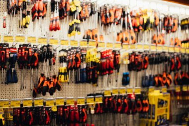 seçici odak araçları dükkanda çeşitli Tornavidalar 