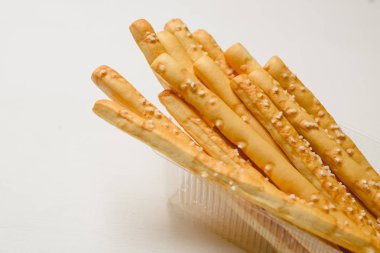 Geleneksel İtalyan yemeği, ekmek - Grissini. Koyu taştan bir masa, üst görünüm, boşluğu kopyala