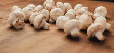 Ahşap masa üzerinde üstten görünüm mantar. Kopya alanı.