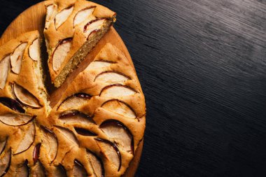 Elmalı turta tart, malzemeler - elma rustik ahşap zemin üzerine