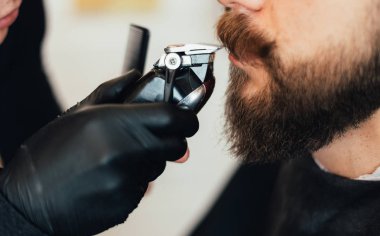 sakallı bir adam salonu yapım berberin kırpılmış görüntü