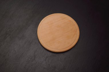 siyah arka plan, minimalist kavramı üzerine ahşap kurulu üstten görünüm 